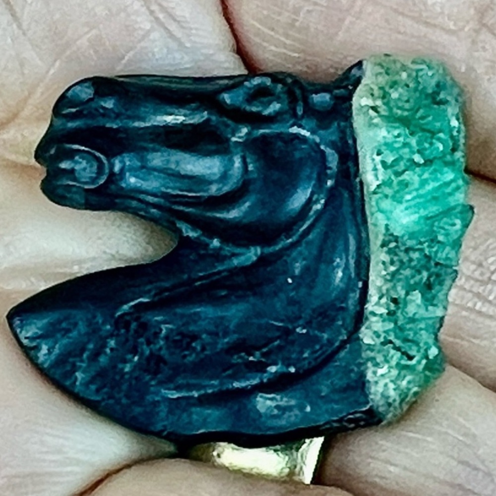 Emerald and shale carved horse head - Picture 1 of 12